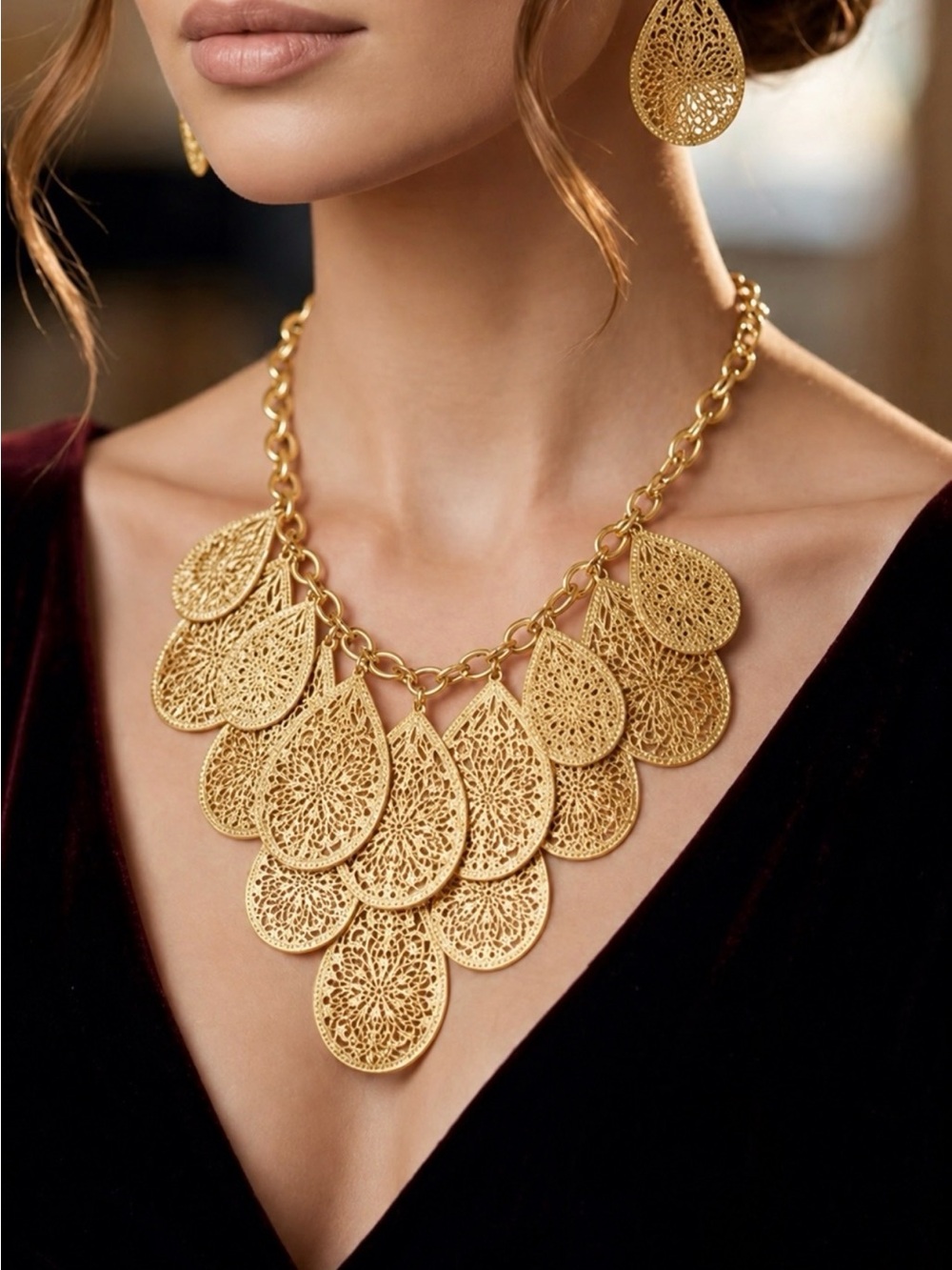 Intricate gold Filigree Necklace and Earring Set